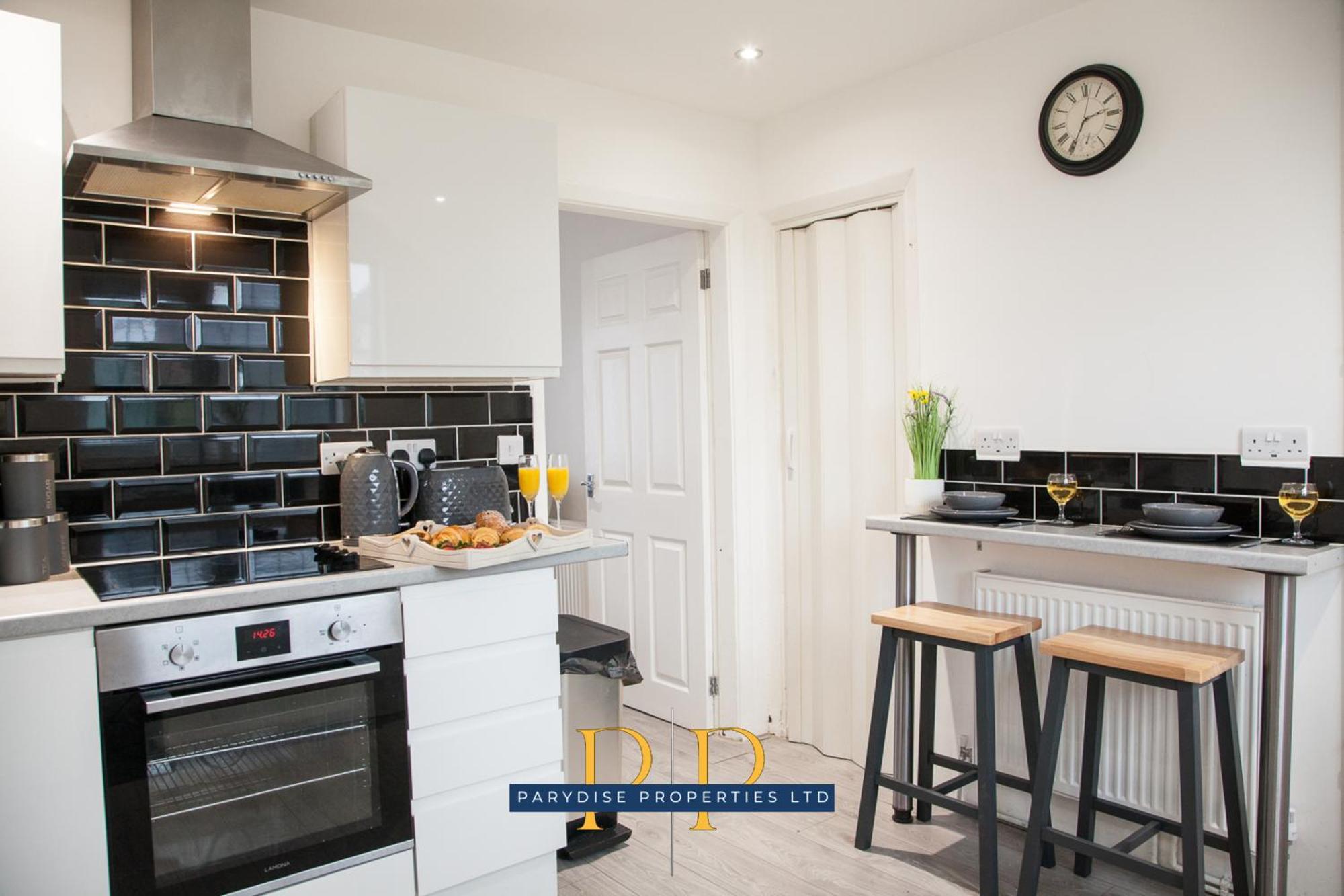 The Knutton House - Spacious Comfort By Parydise Properties - Leisure & Business Stays - Sleeps 7 Newcastle-under-Lyme Zewnętrze zdjęcie