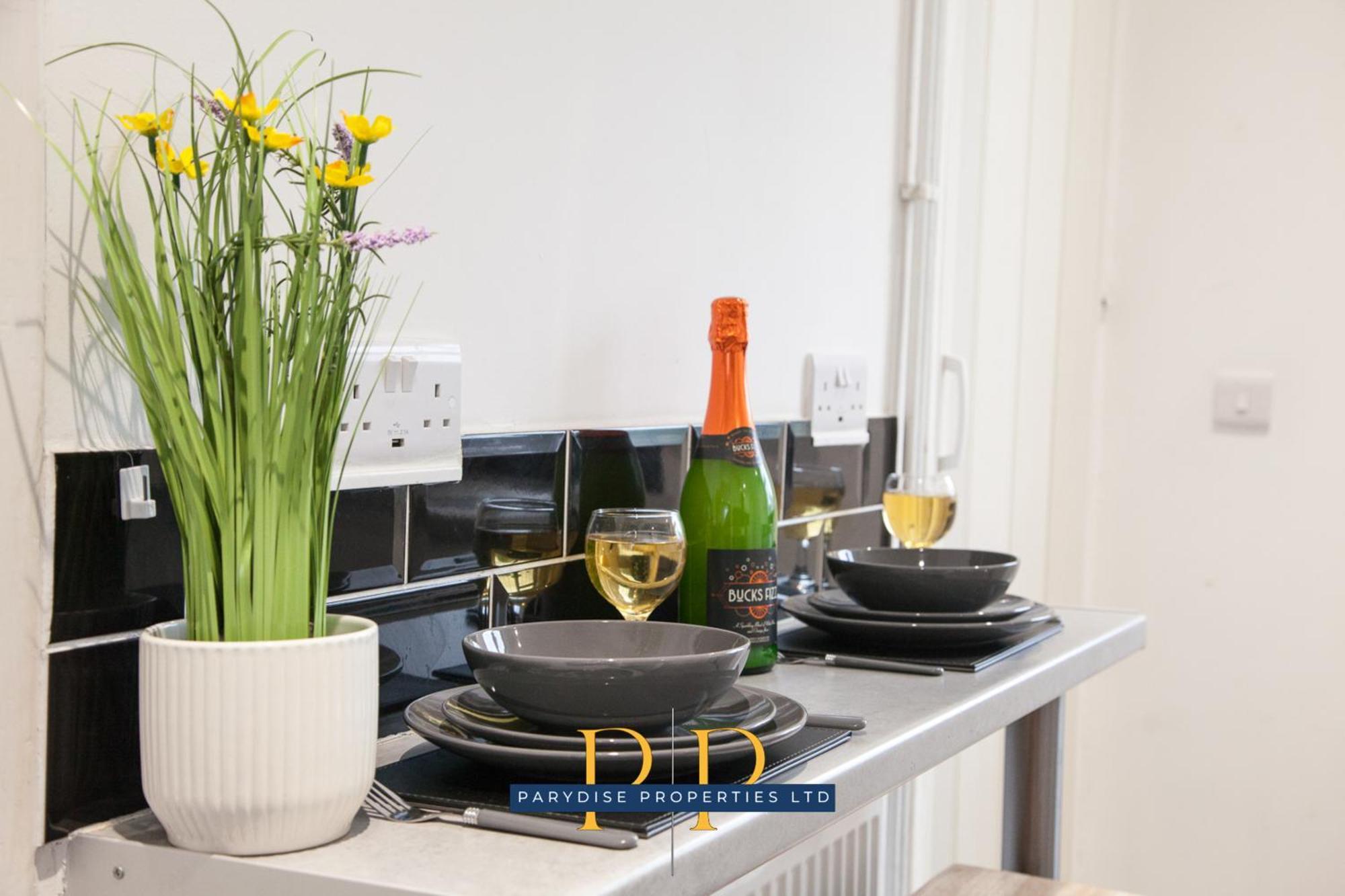 The Knutton House - Spacious Comfort By Parydise Properties - Leisure & Business Stays - Sleeps 7 Newcastle-under-Lyme Zewnętrze zdjęcie