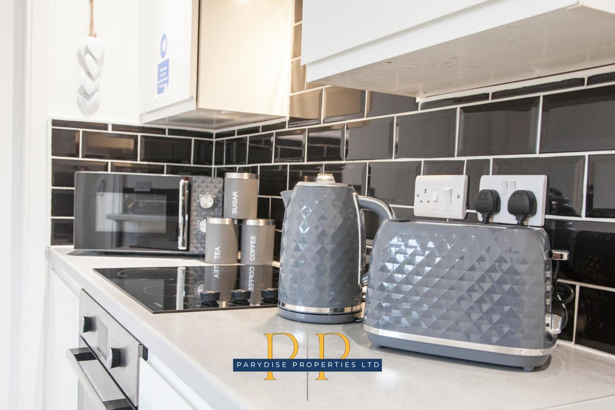 The Knutton House - Spacious Comfort By Parydise Properties - Leisure & Business Stays - Sleeps 7 Newcastle-under-Lyme Zewnętrze zdjęcie
