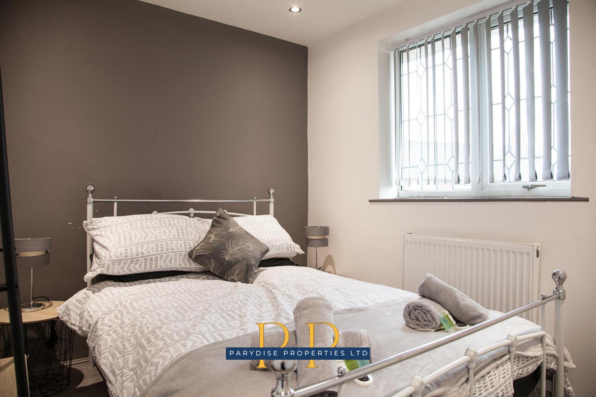 The Knutton House - Spacious Comfort By Parydise Properties - Leisure & Business Stays - Sleeps 7 Newcastle-under-Lyme Zewnętrze zdjęcie