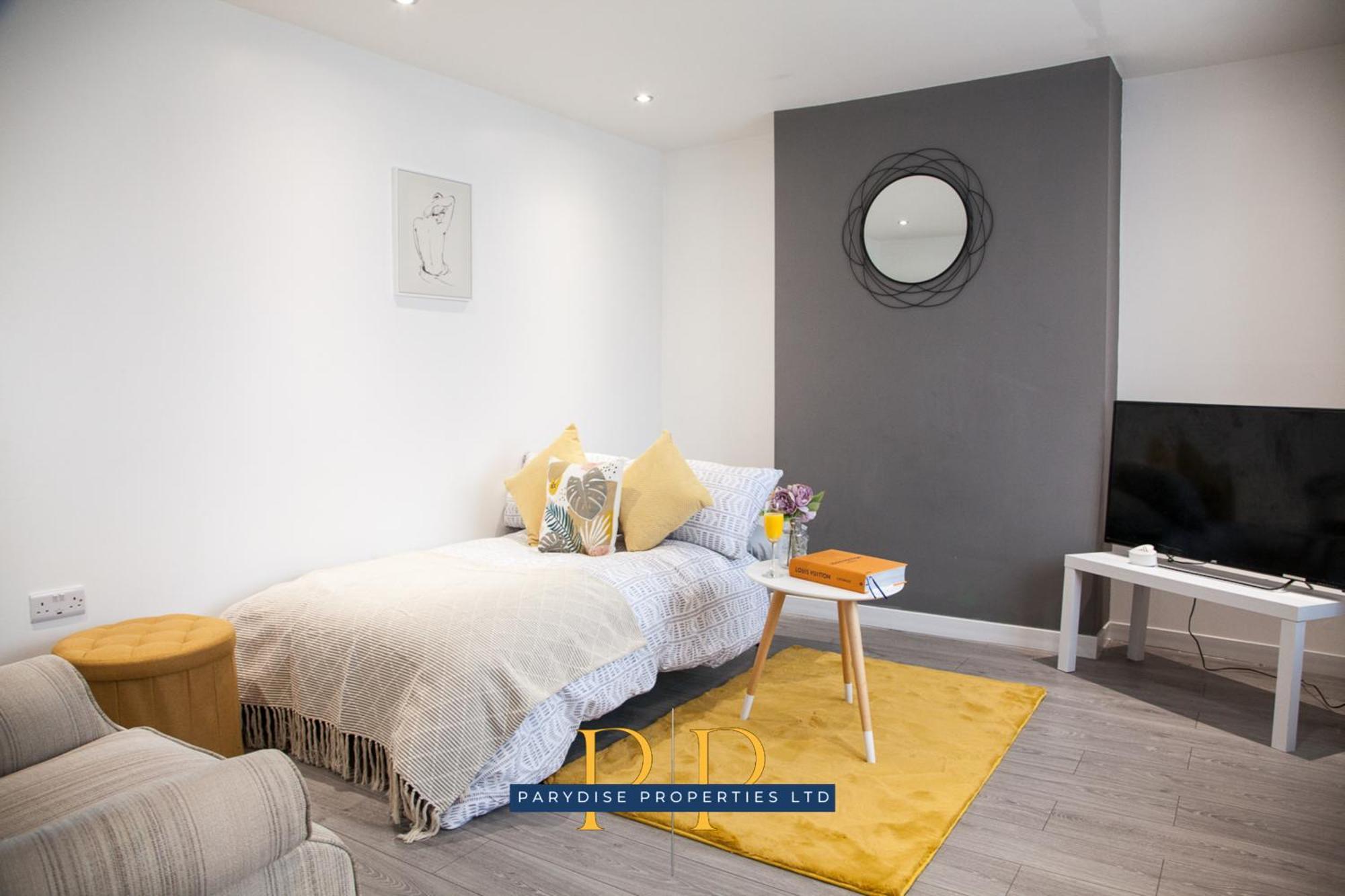 The Knutton House - Spacious Comfort By Parydise Properties - Leisure & Business Stays - Sleeps 7 Newcastle-under-Lyme Zewnętrze zdjęcie